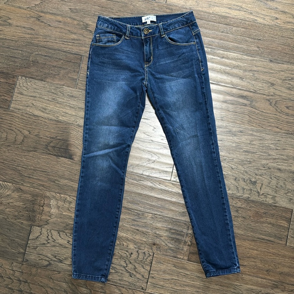 Skinny-ish leg blue jeans
